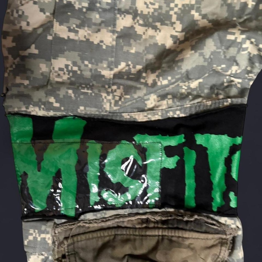 Misfits camo cargo pants with skull and crossbones design MEN SIZE L - Picture 6 of 6